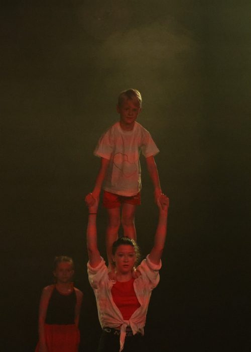 Menselijke toren met jongen